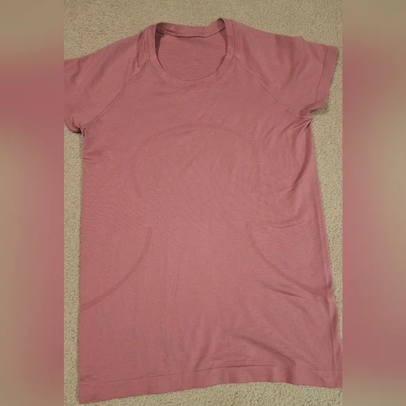 Lululemon Swiftly Tech Short Sleeve 2.0 shirt in a pink/mauve color Size 10 - Picture 3 of 8